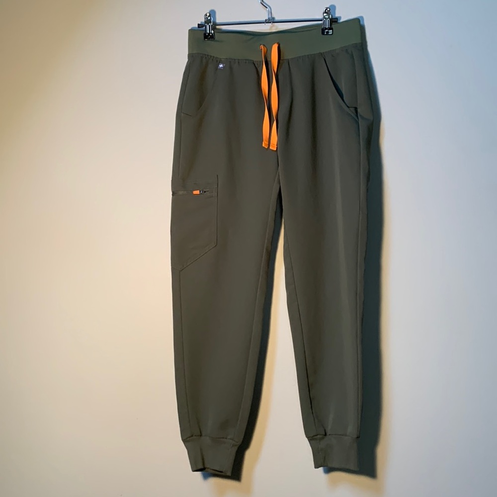 Figs scrub bottom. XS P in Moss. Jogger style.